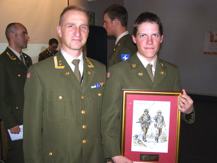 En stolt betaljonsjef til venstre, ved siden av hedersprisvinneren sersjant Andreas Breivik